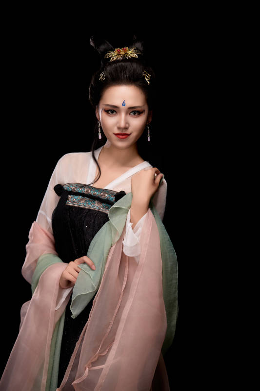 展示唐代服饰妆容造型的东方女性图片