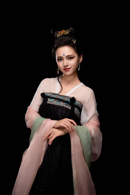 展示唐代服饰妆容造型的东方女性图片