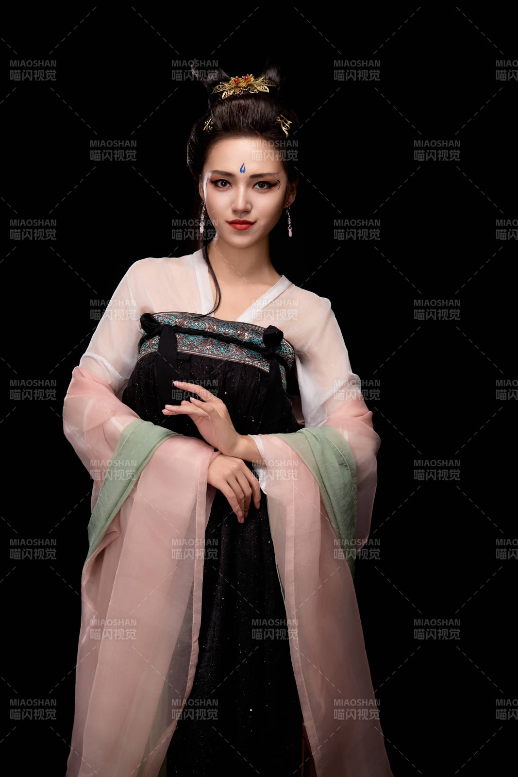 展示唐代服饰妆容造型的东方女性图片