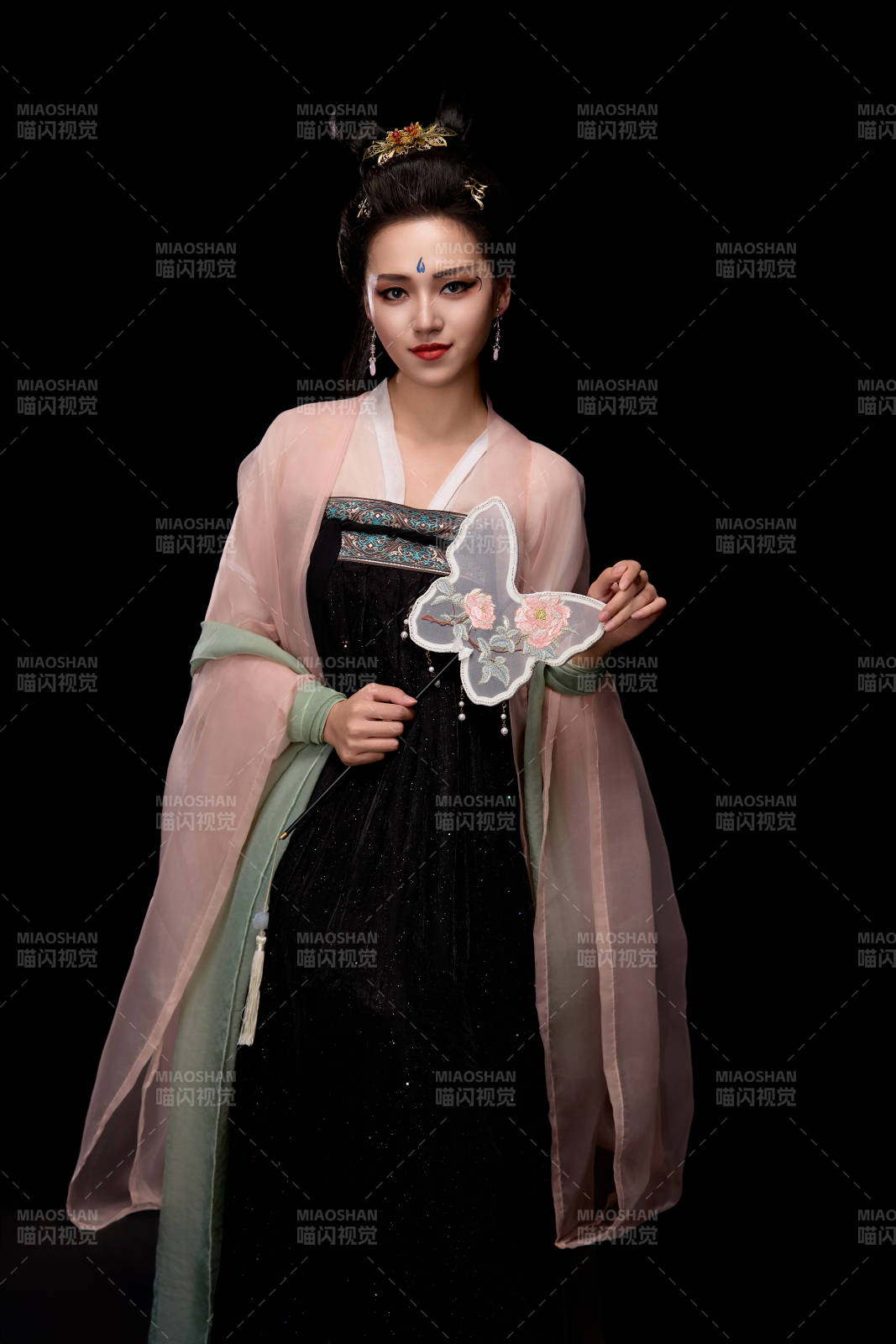 手持蝶扇展示唐代服饰妆容造型的东方女性图片