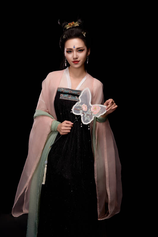 手持蝶扇展示唐代服饰妆容造型的东方女性图片