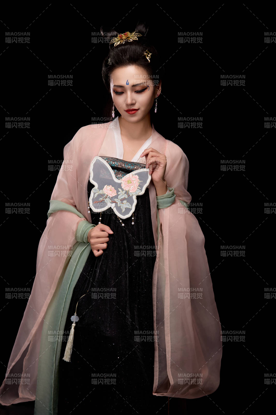 手持蝶扇展示唐代服饰妆容造型的东方女性图片