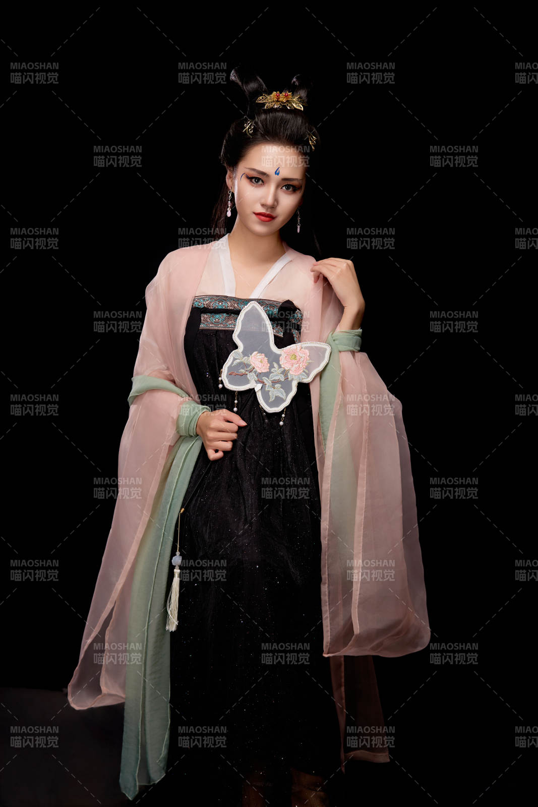 手持蝶扇展示唐代服饰妆容造型的东方女性图片