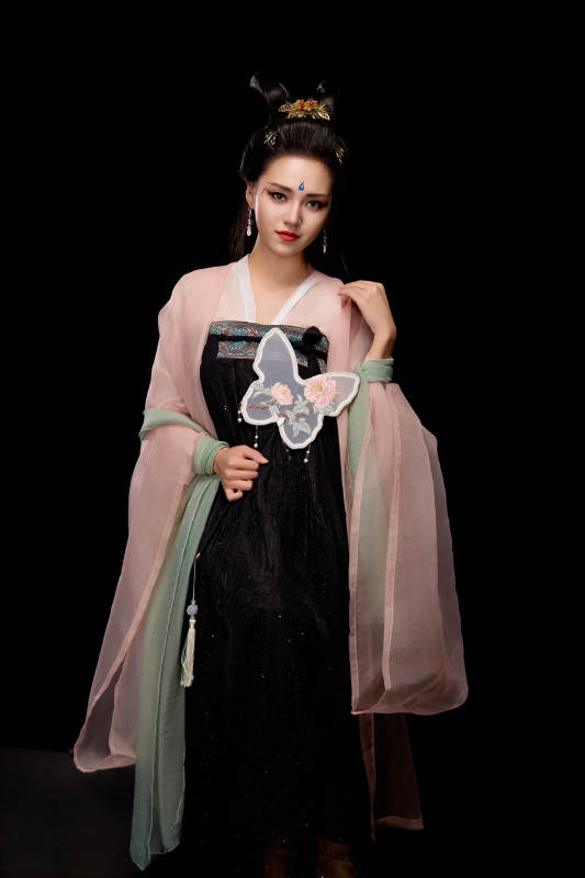 手持蝶扇展示唐代服饰妆容造型的东方女性图片