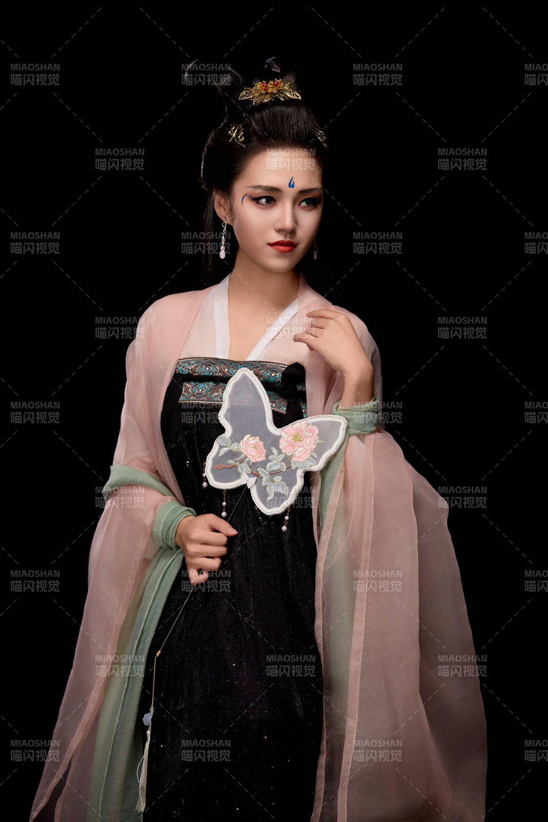 手持蝶扇展示唐代服饰妆容造型的东方女性图片