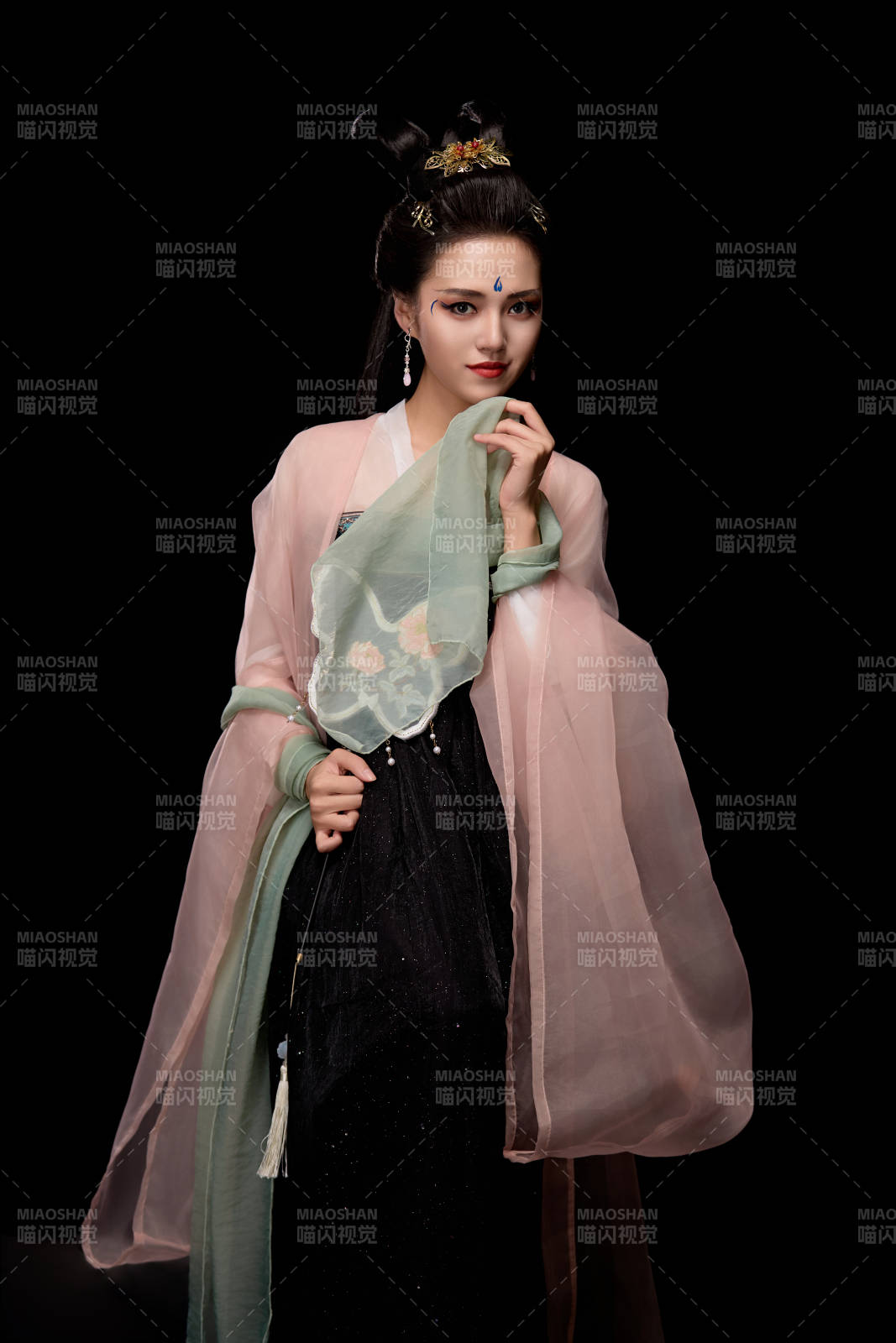 手持蝶扇展示唐代服饰妆容造型的东方女性图片