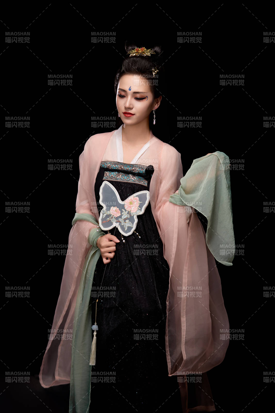 手持蝶扇展示唐代服饰妆容造型的东方女性图片