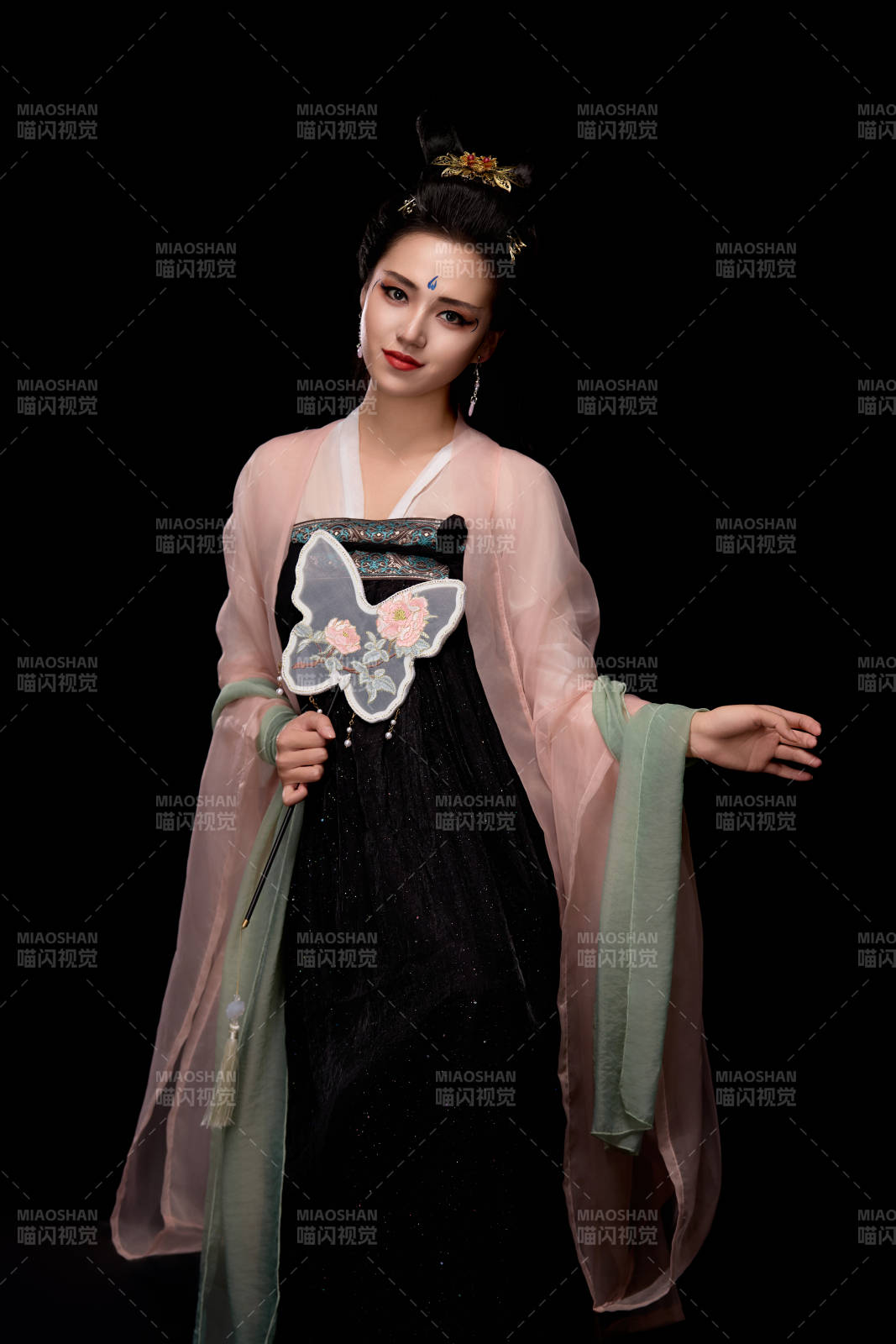手持蝶扇展示唐代服饰妆容造型的东方女性图片