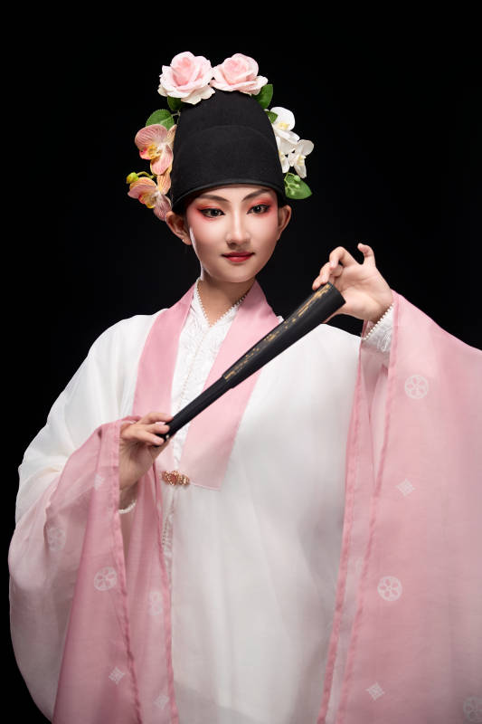 身着粤剧戏曲反串装扮手持折扇的青年女性图片