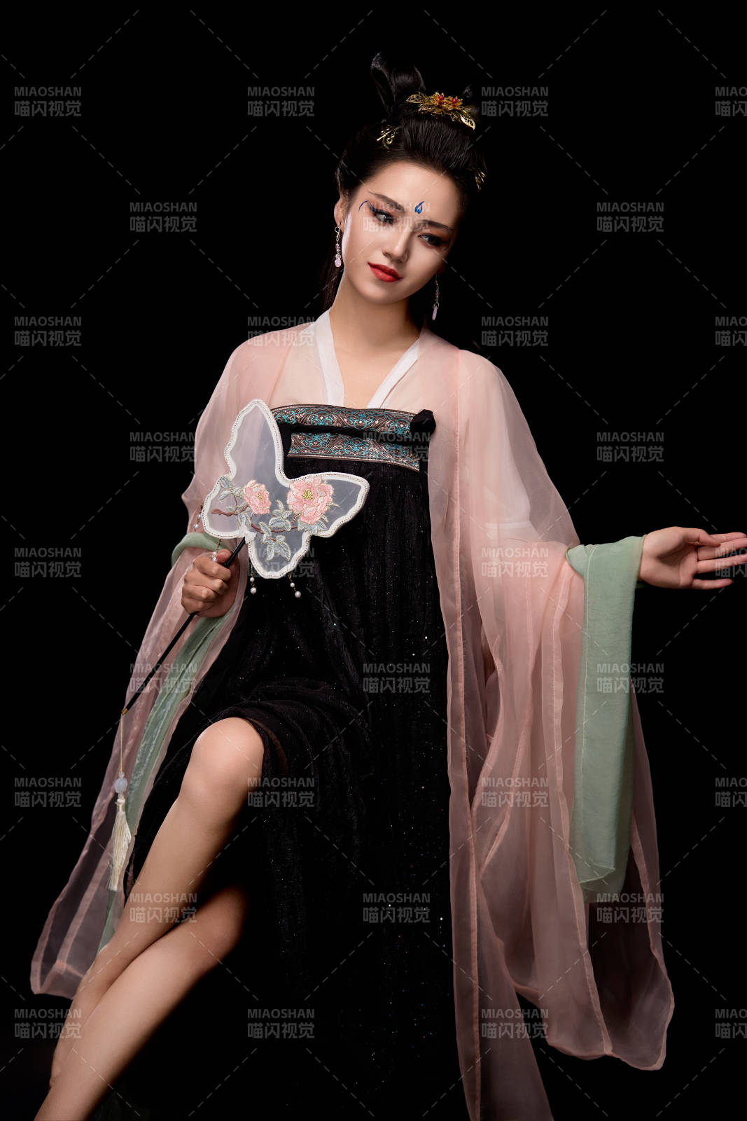 手持蝶扇展示唐代服饰妆容造型的东方女性图片