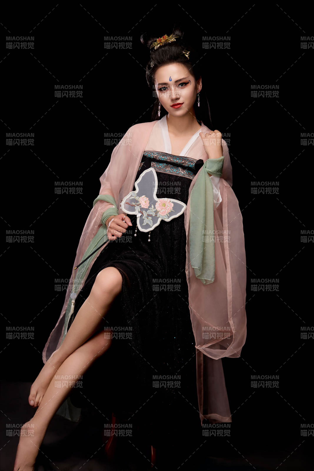 手持蝶扇展示唐代服饰妆容造型的东方女性图片