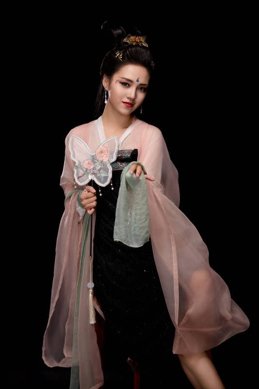 手持蝶扇展示唐代服饰妆容造型的东方女性图片
