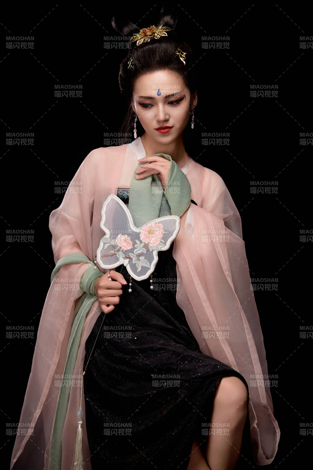 手持蝶扇展示唐代服饰妆容造型的东方女性图片