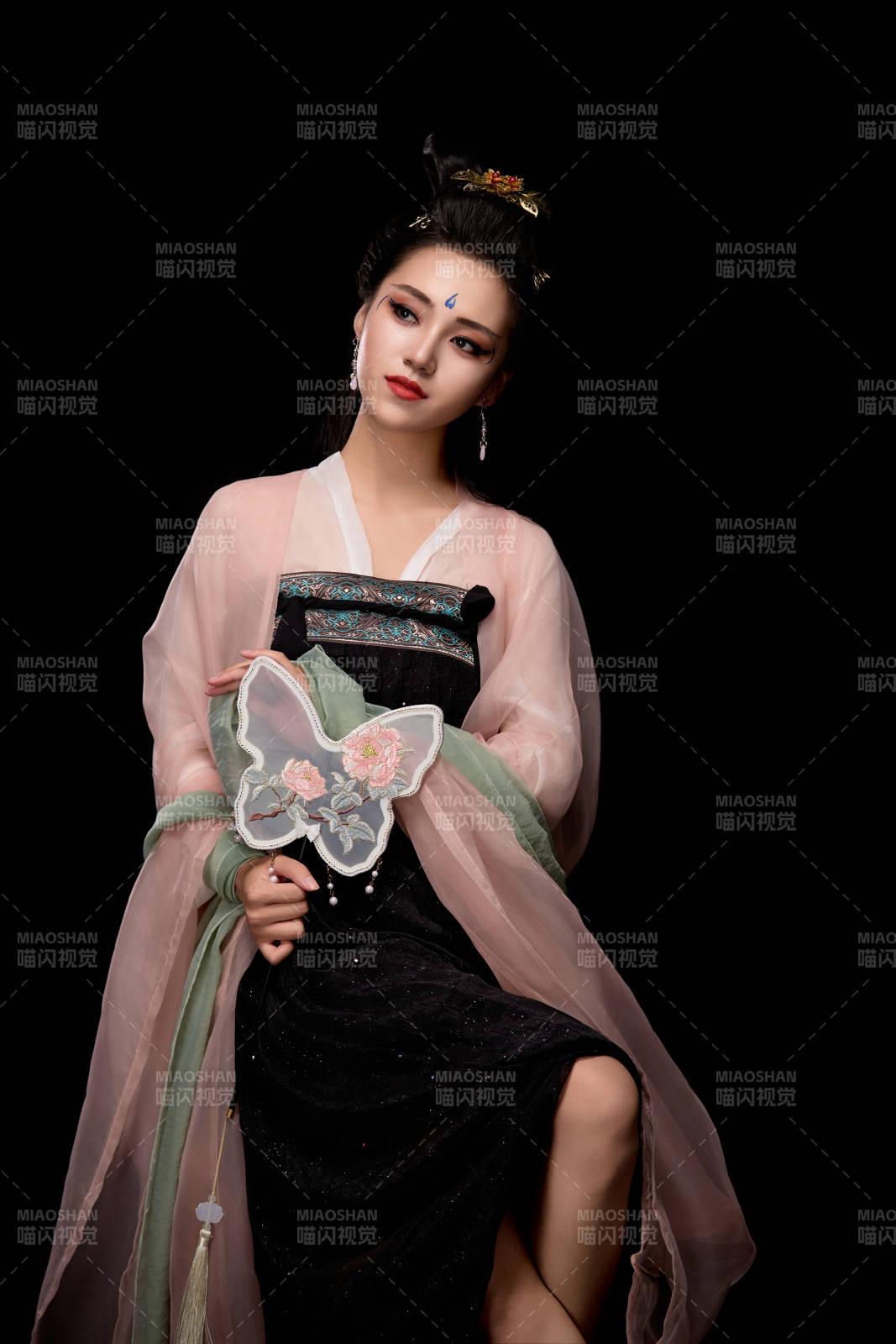 手持蝶扇展示唐代服饰妆容造型的东方女性图片