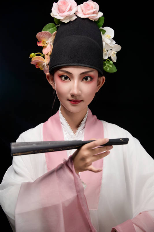 身着粤剧戏曲反串装扮手持折扇的青年女性图片