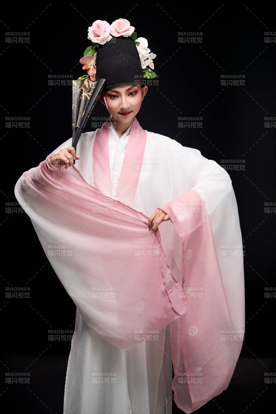 身着粤剧戏曲反串装扮手持折扇的青年女性图片