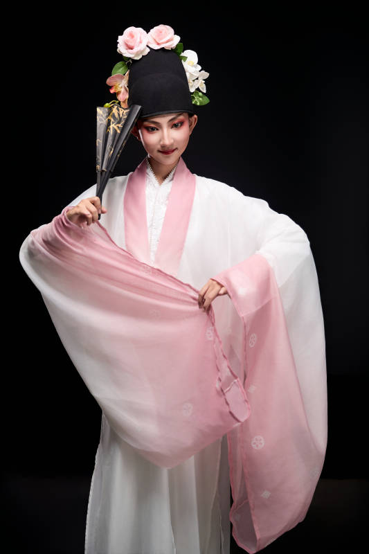 身着粤剧戏曲反串装扮手持折扇的青年女性图片