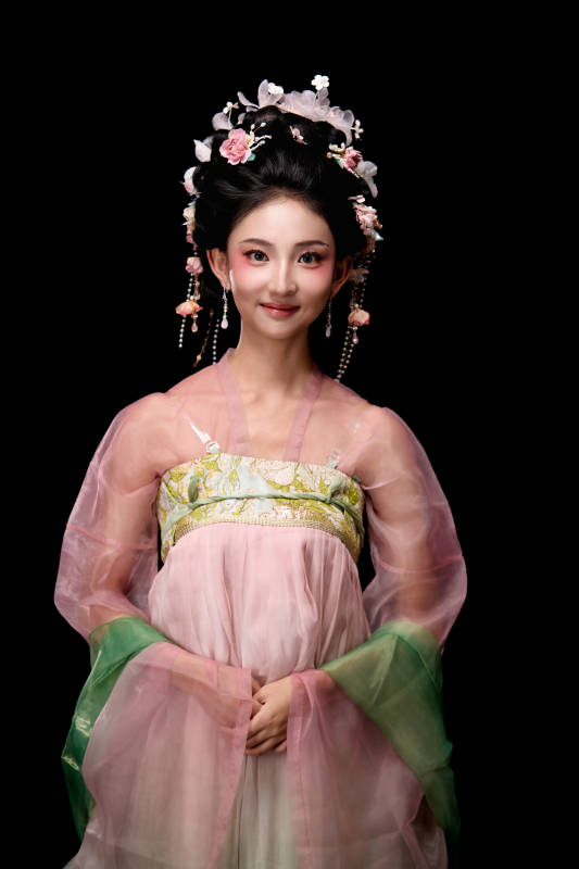 身着唐代宫廷簪花仕女装扮的东方女性图片