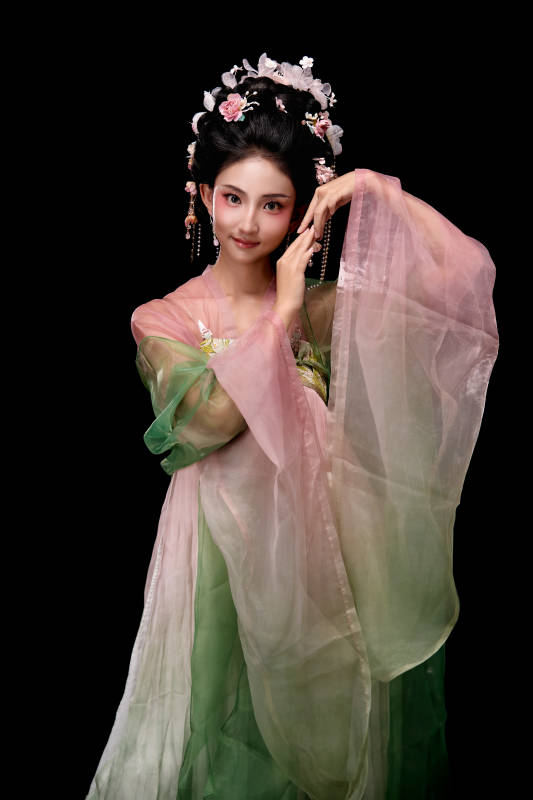 身着唐代宫廷簪花仕女装扮的东方女性图片