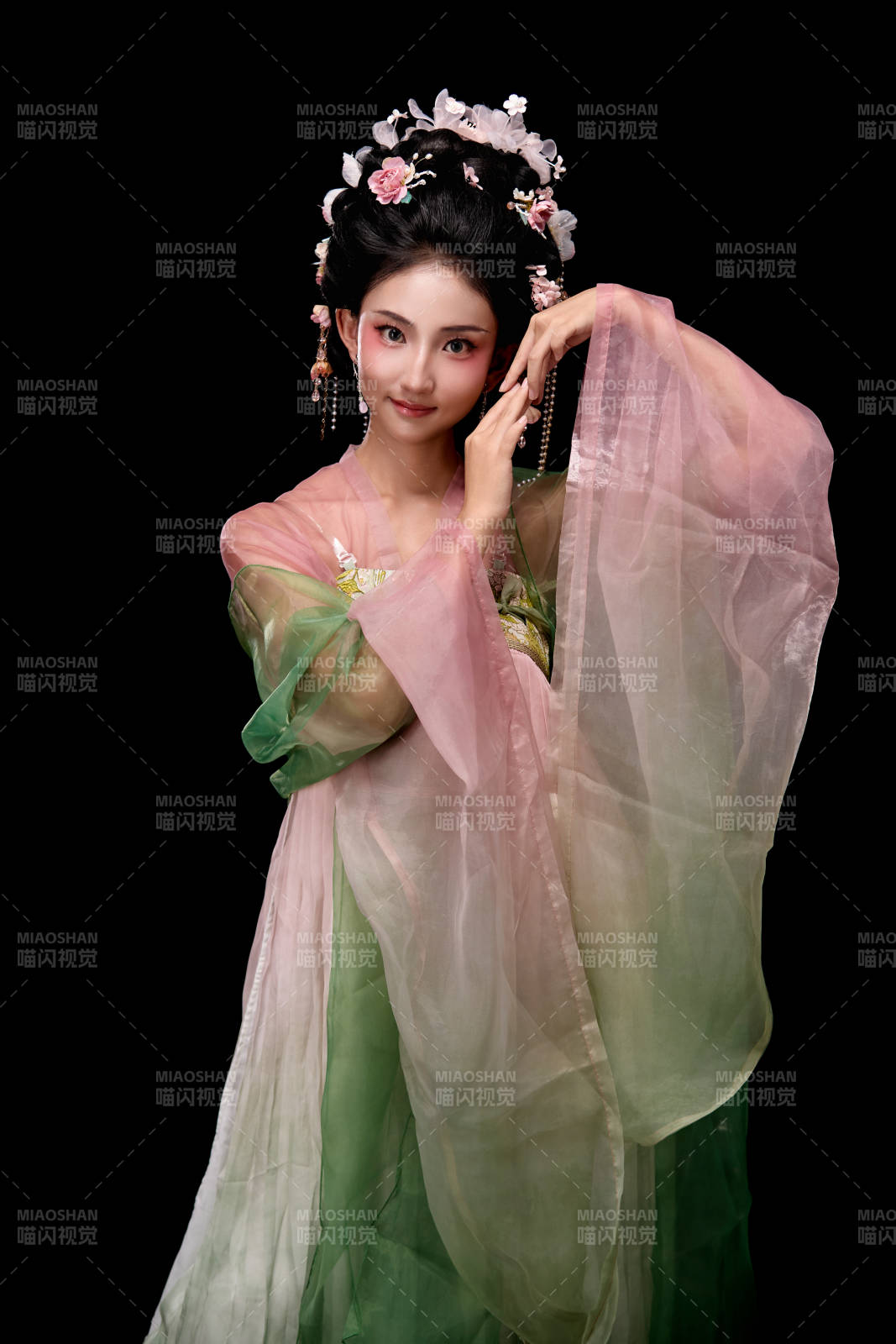 身着唐代宫廷簪花仕女装扮的东方女性图片