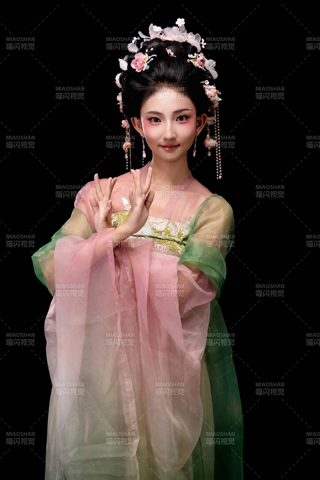 身着唐代宫廷簪花仕女装扮的东方女性图片