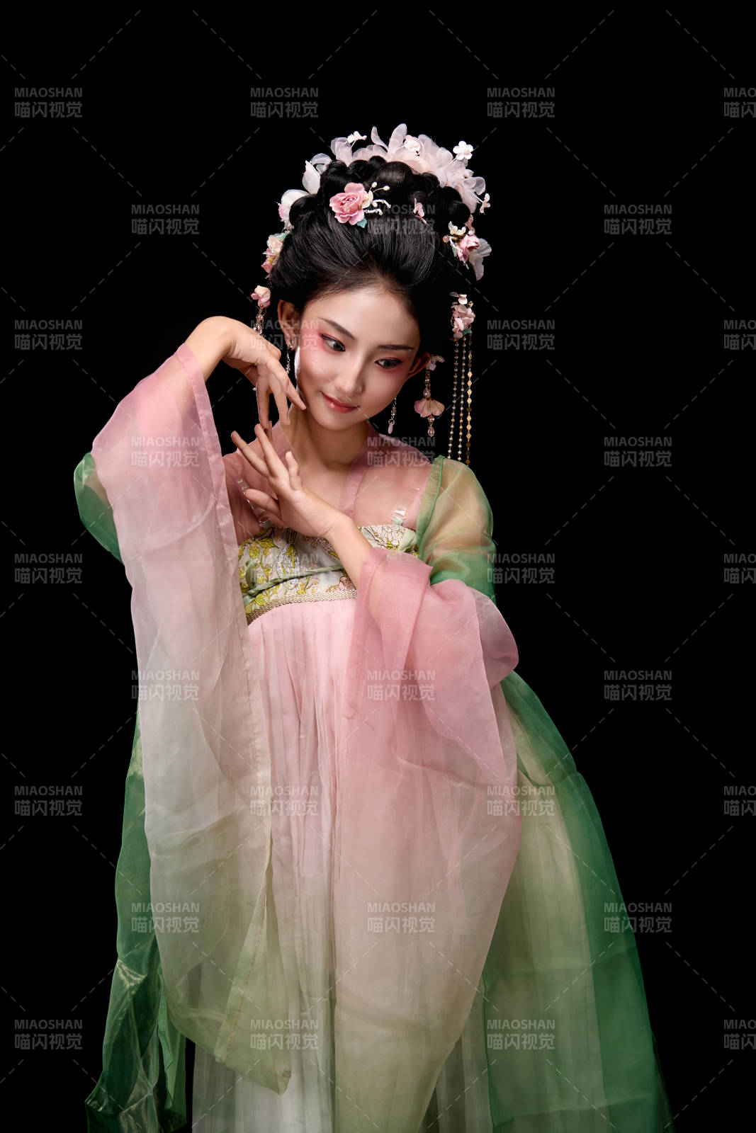 身着唐代宫廷簪花仕女装扮的东方女性图片