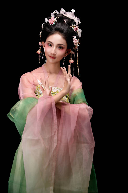 身着唐代宫廷簪花仕女装扮的东方女性图片