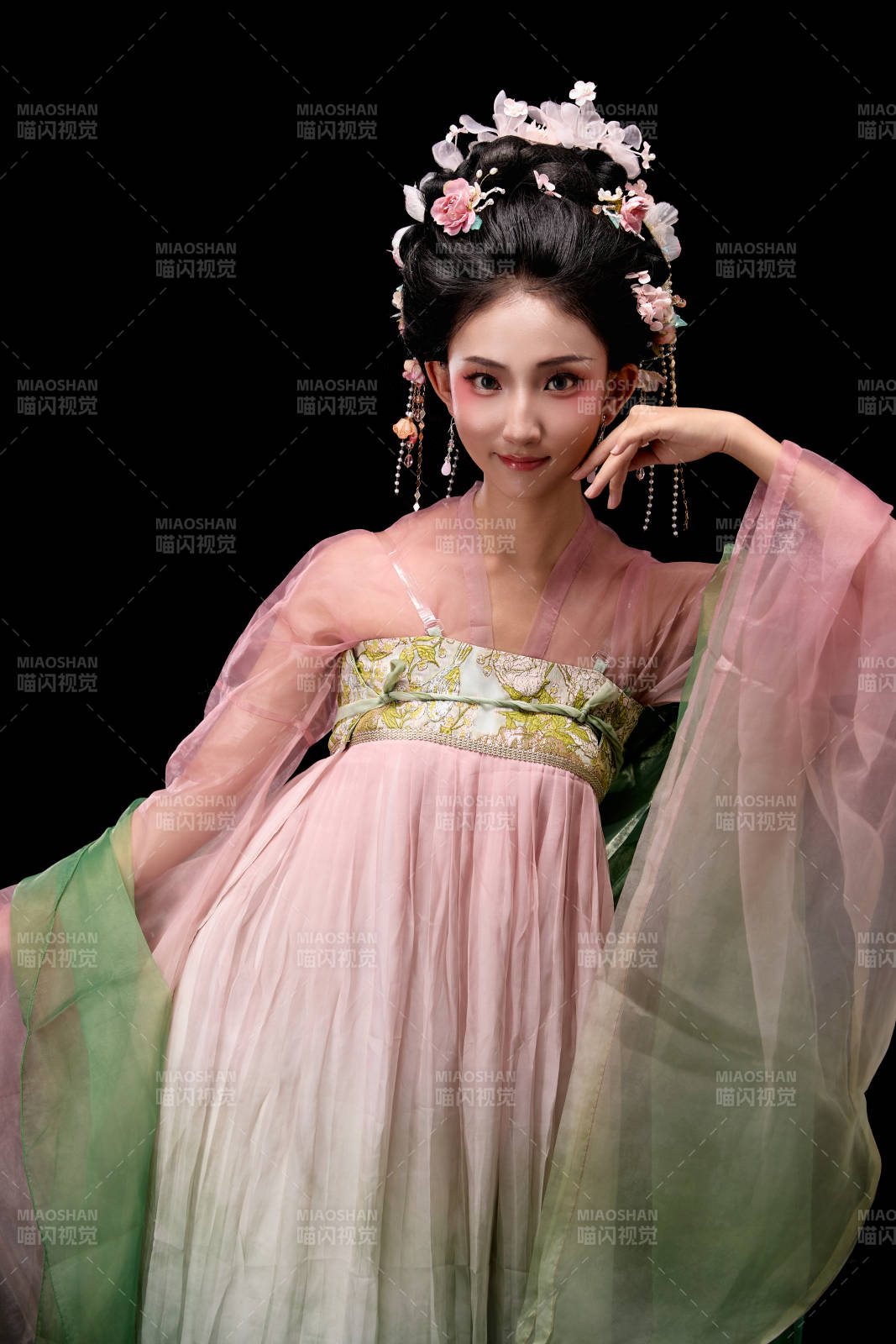 身着唐代宫廷簪花仕女装扮的东方女性图片