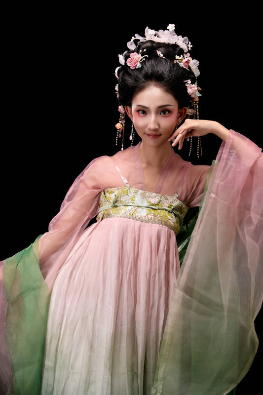 身着唐代宫廷簪花仕女装扮的东方女性图片