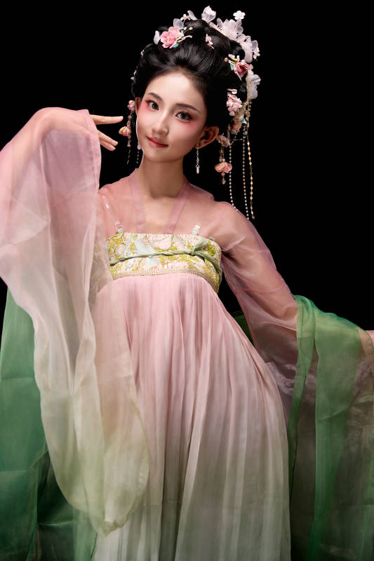 身着唐代宫廷簪花仕女装扮的东方女性图片