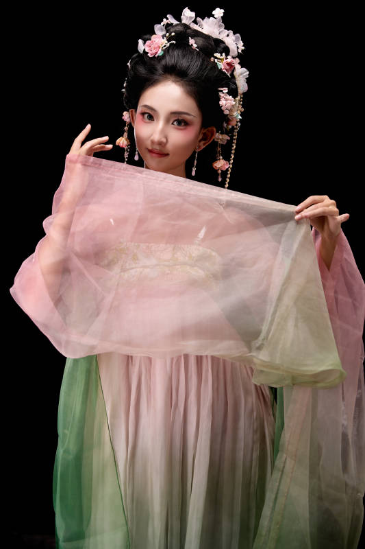 身着唐代宫廷簪花仕女装扮的东方女性图片