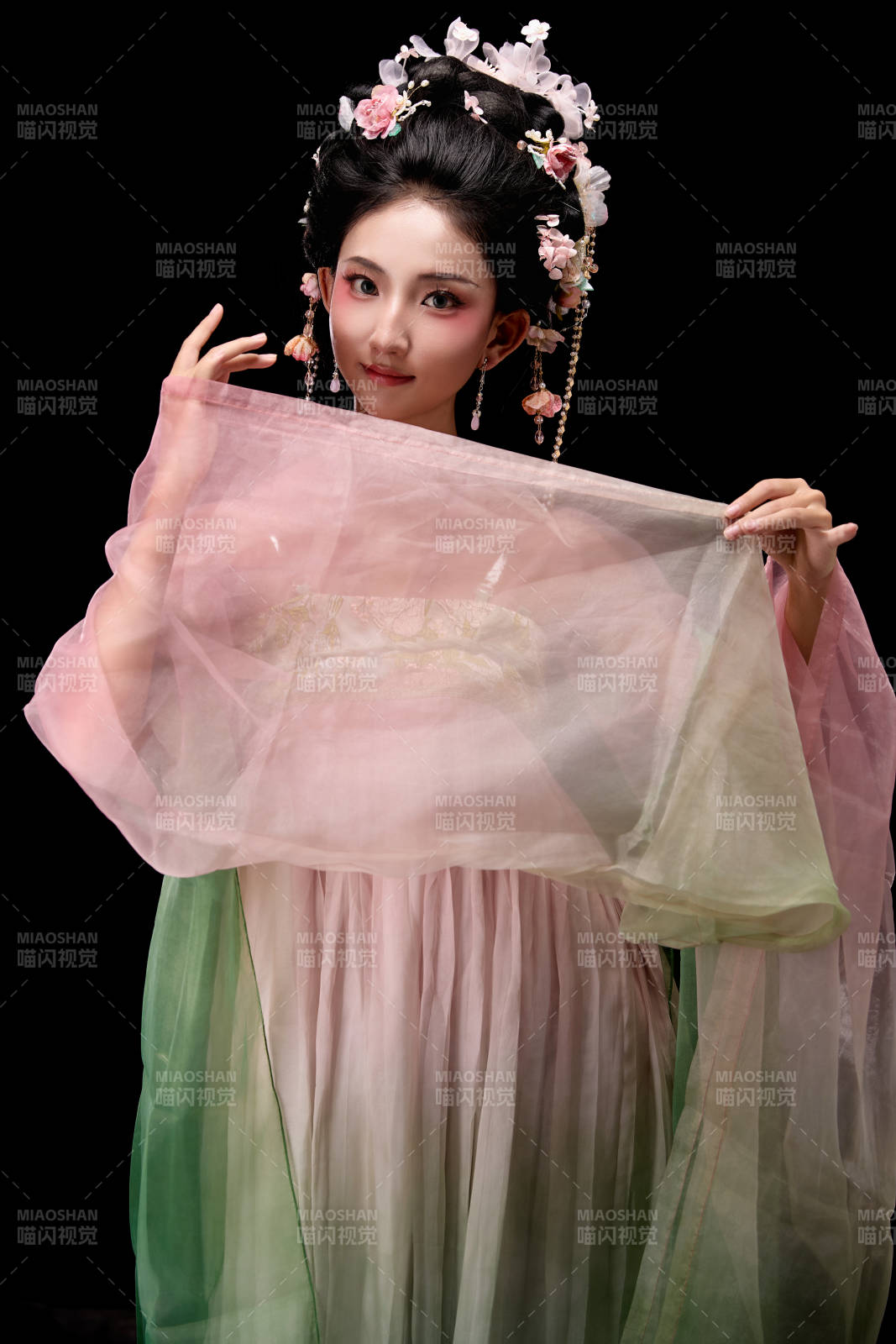 身着唐代宫廷簪花仕女装扮的东方女性图片