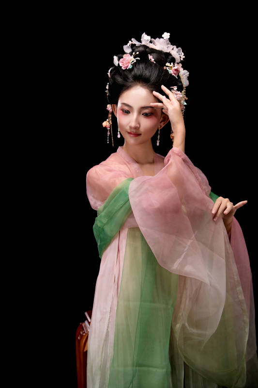 身着唐代宫廷簪花仕女装扮的东方女性图片