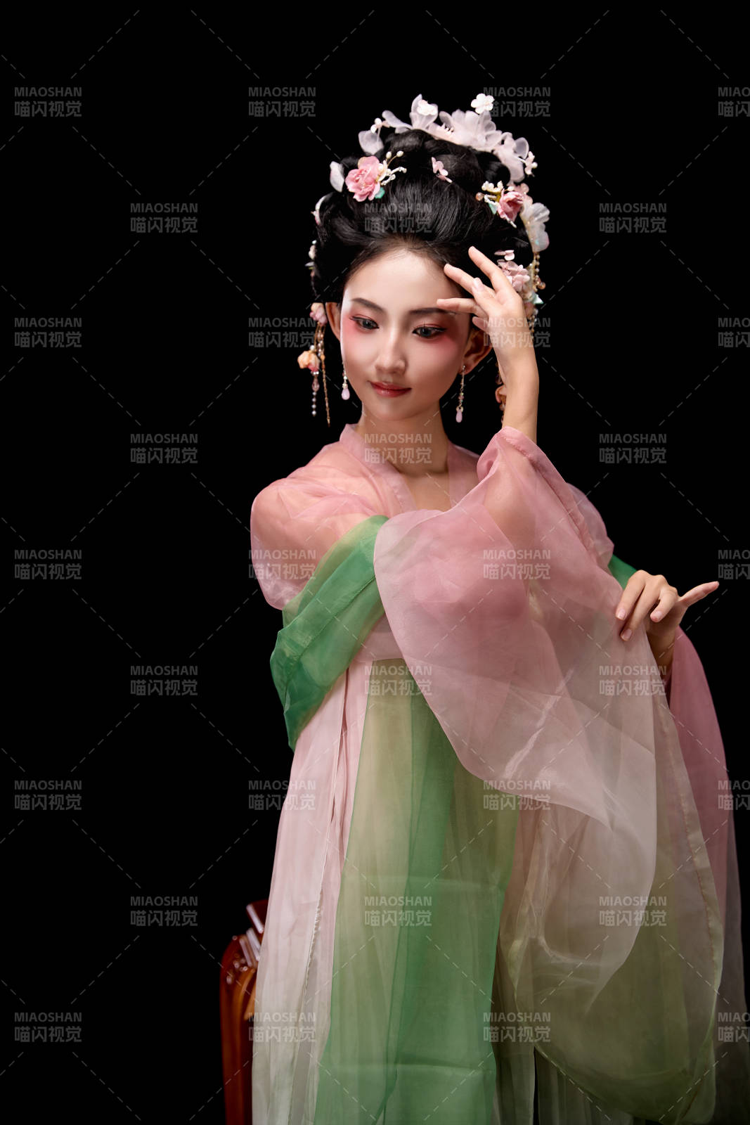 身着唐代宫廷簪花仕女装扮的东方女性图片