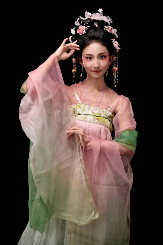 身着唐代宫廷簪花仕女装扮的东方女性图片