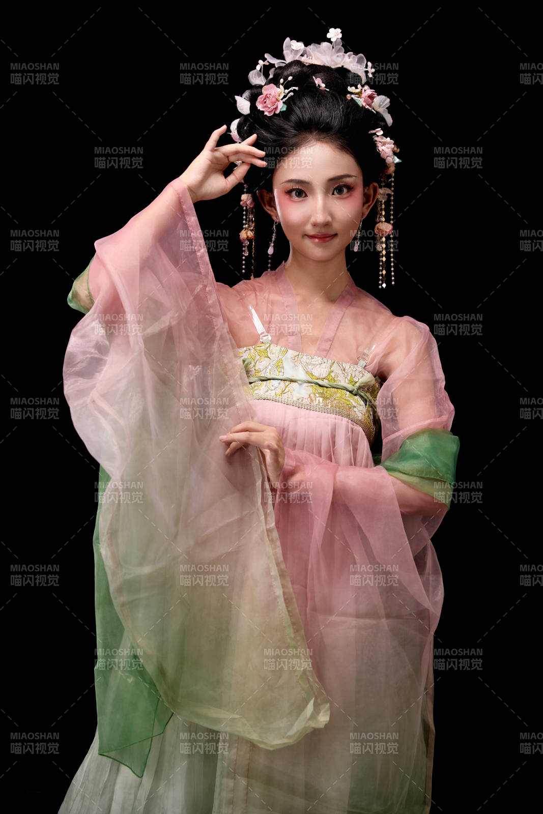 身着唐代宫廷簪花仕女装扮的东方女性图片