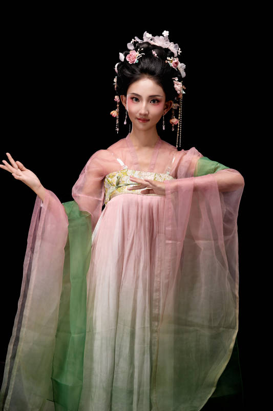 身着唐代宫廷簪花仕女装扮的东方女性图片