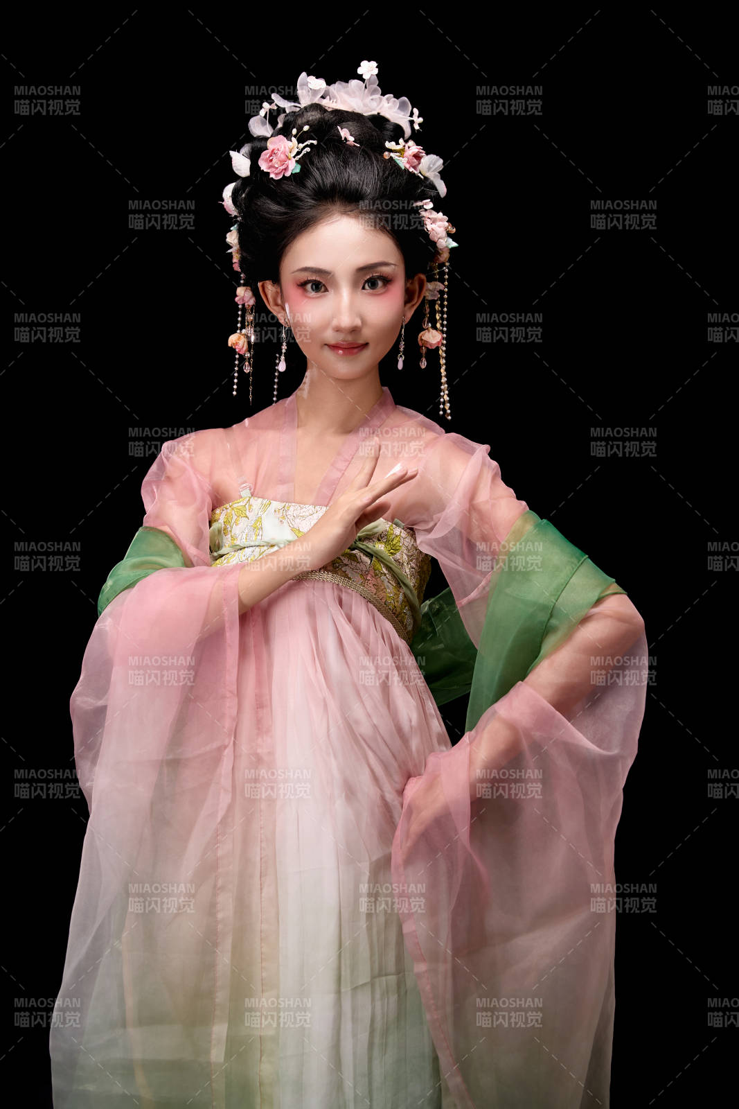 身着唐代宫廷簪花仕女装扮的东方女性图片