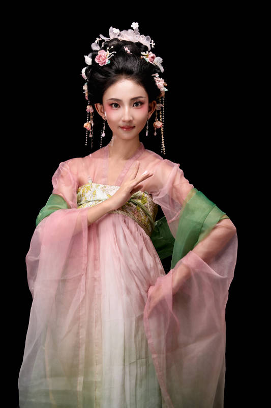 身着唐代宫廷簪花仕女装扮的东方女性图片