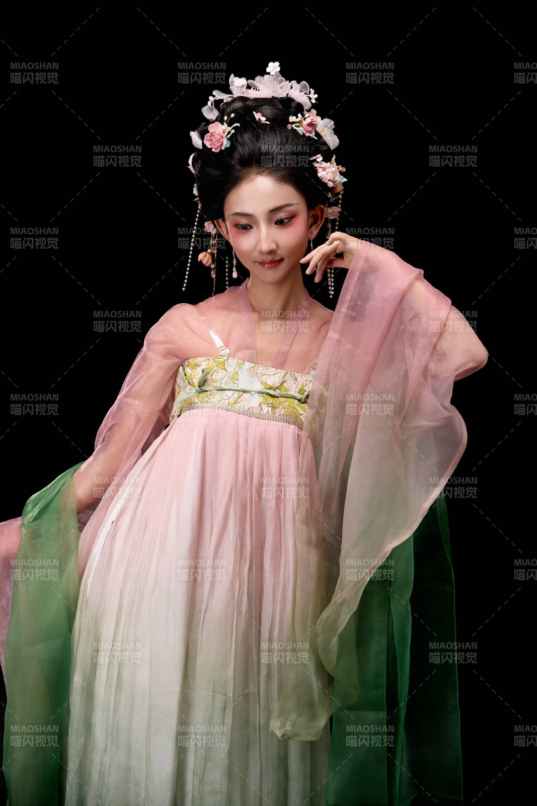 身着唐代宫廷簪花仕女装扮的东方女性图片