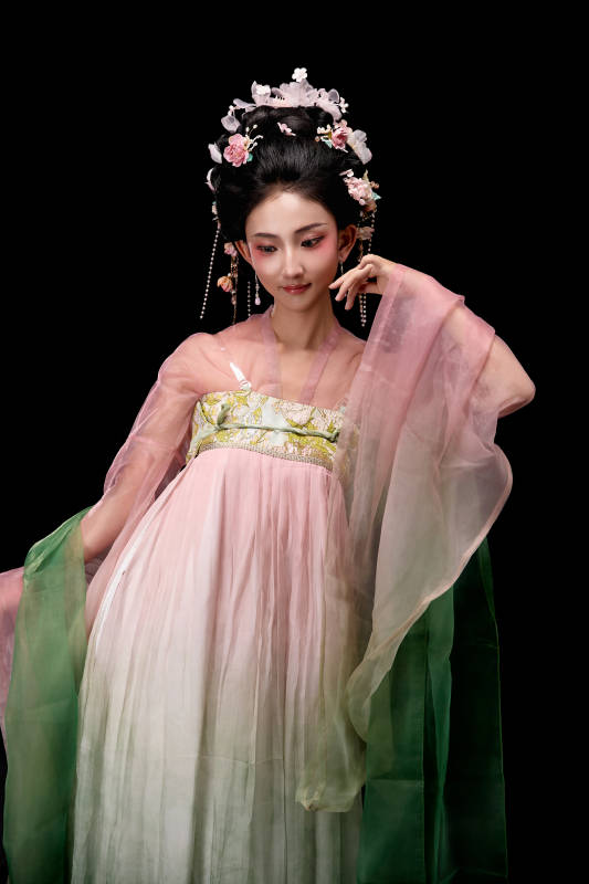 身着唐代宫廷簪花仕女装扮的东方女性图片