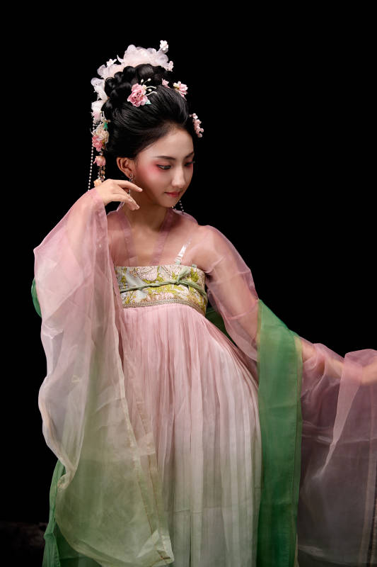 身着唐代宫廷簪花仕女装扮的东方女性图片