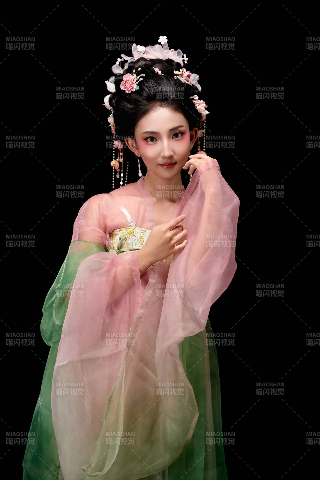 身着唐代宫廷簪花仕女装扮的东方女性图片