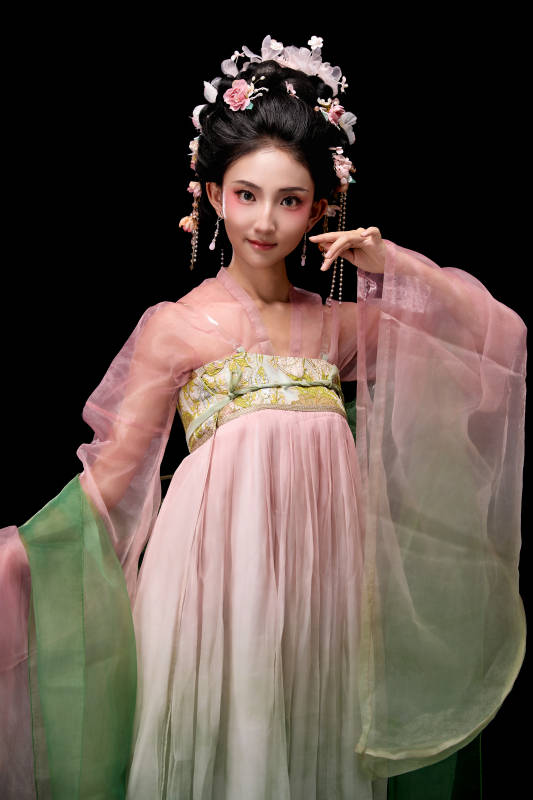 身着唐代宫廷簪花仕女装扮的东方女性图片