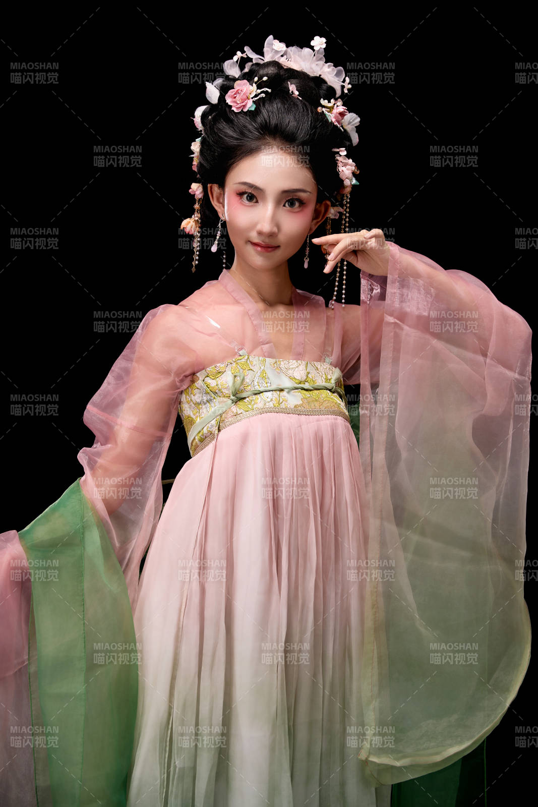 身着唐代宫廷簪花仕女装扮的东方女性图片