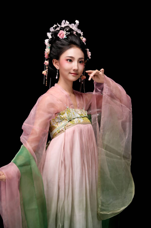 身着唐代宫廷簪花仕女装扮的东方女性图片