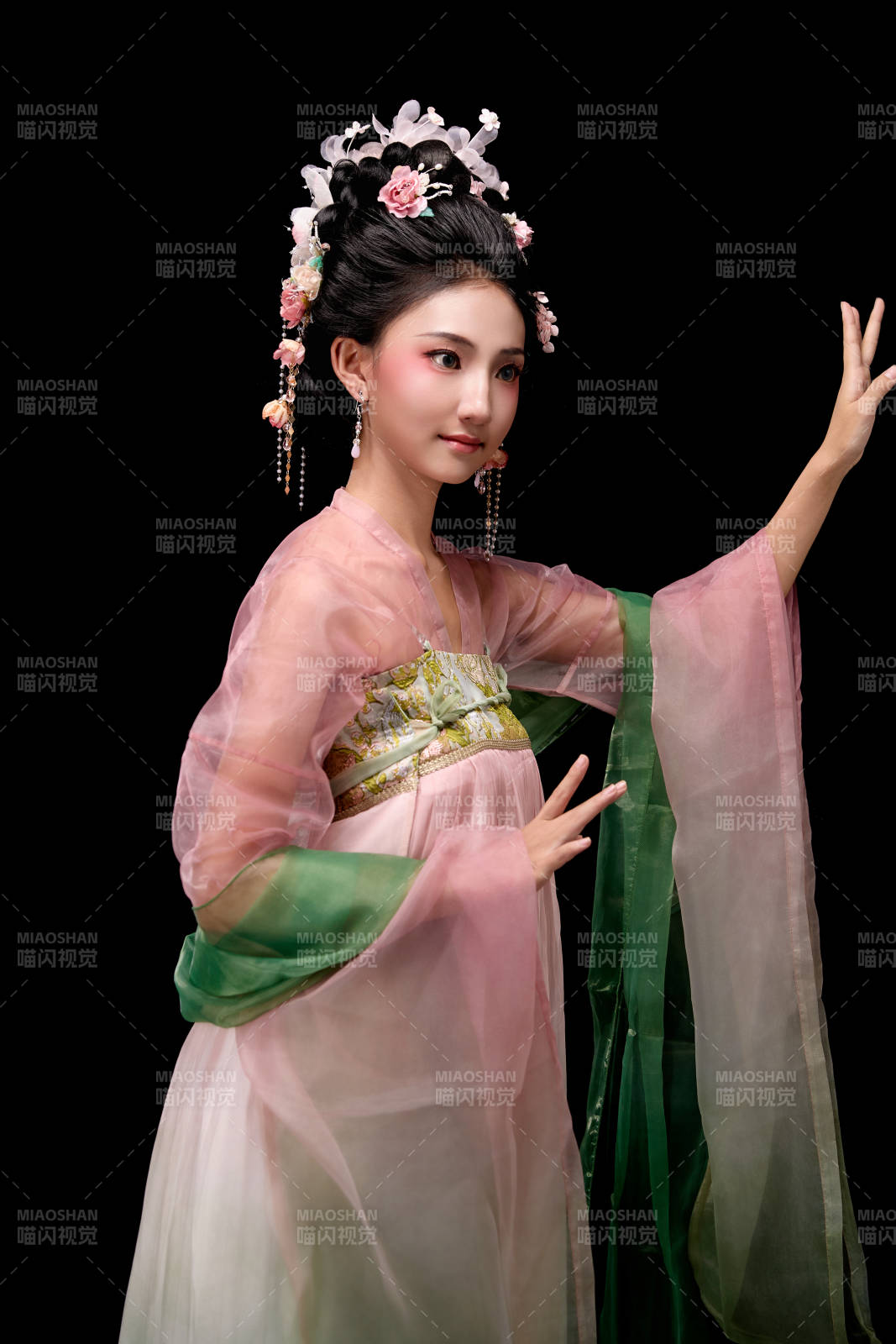 身着唐代宫廷簪花仕女装扮的东方女性图片