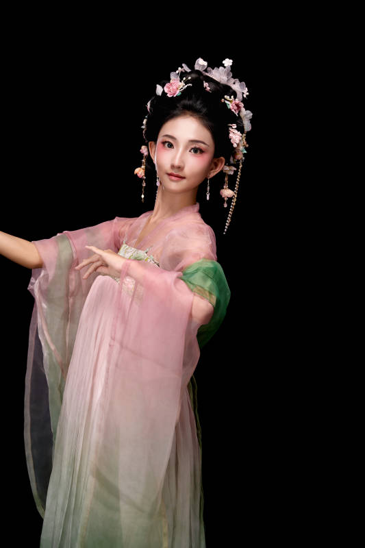 身着唐代宫廷簪花仕女装扮的东方女性图片