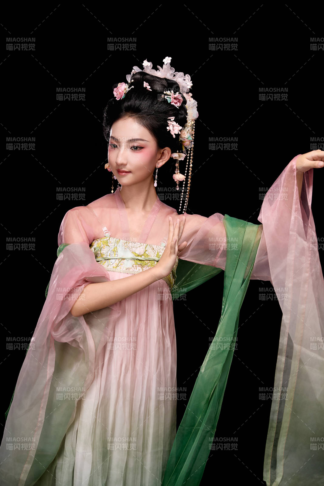 身着唐代宫廷簪花仕女装扮的东方女性图片