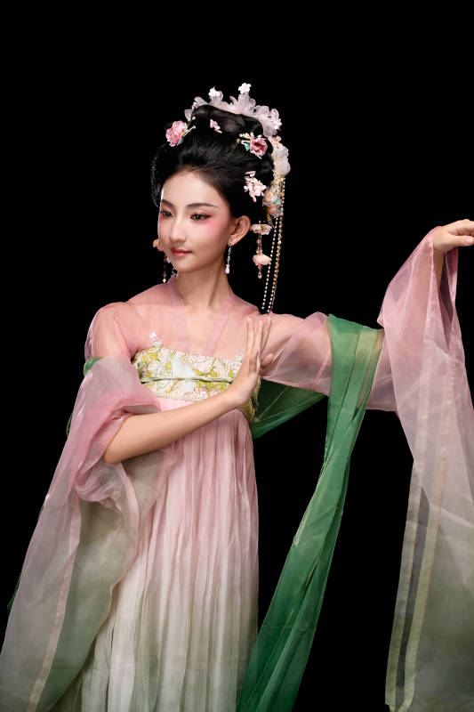 身着唐代宫廷簪花仕女装扮的东方女性图片